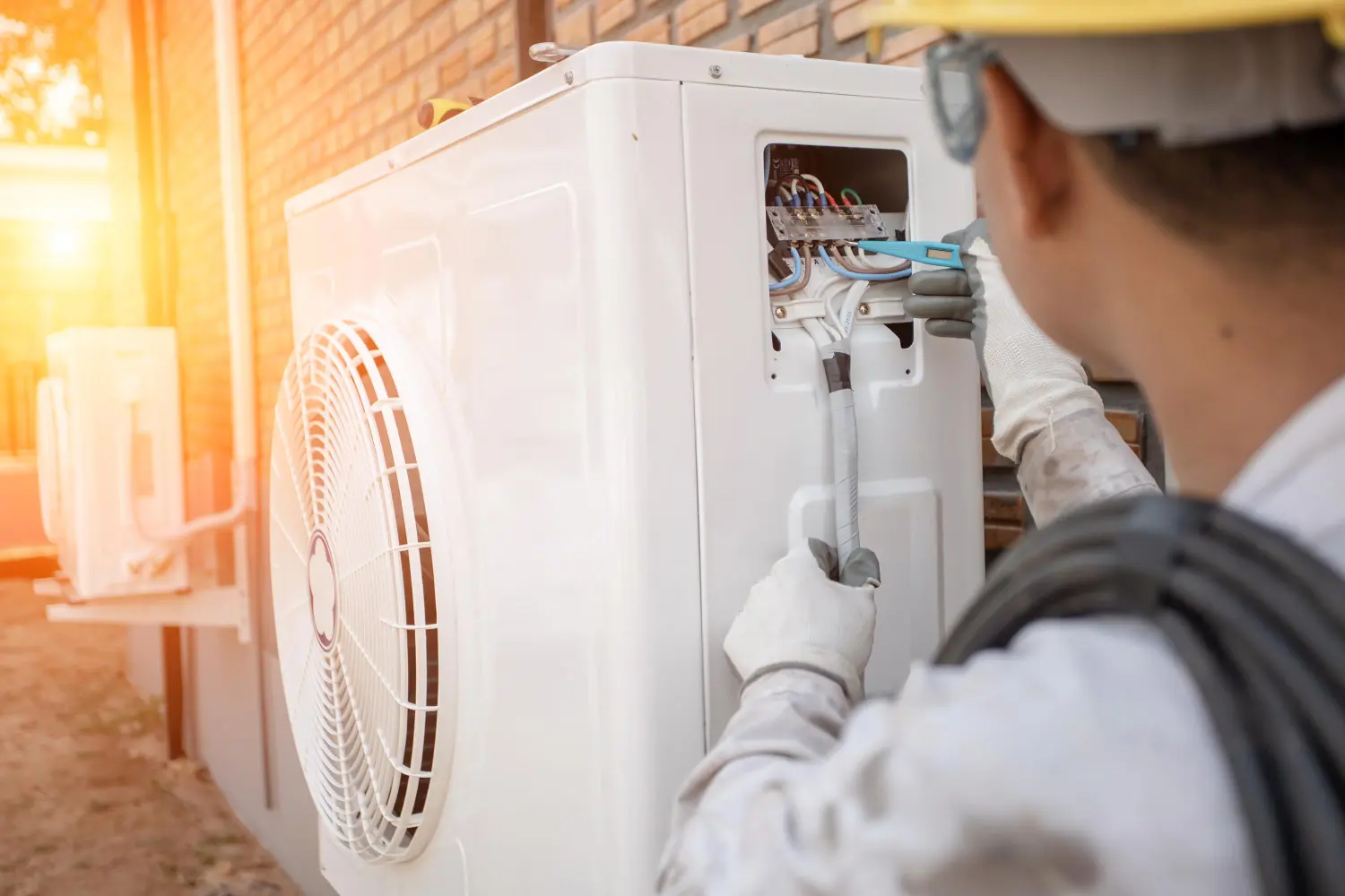 Klimatechniker und Teil der Vorbereitung zur Installation einer neuen Klimaanlage. Techniker Vakuumpumpe evakuiert und prüft neue Klimaanlage