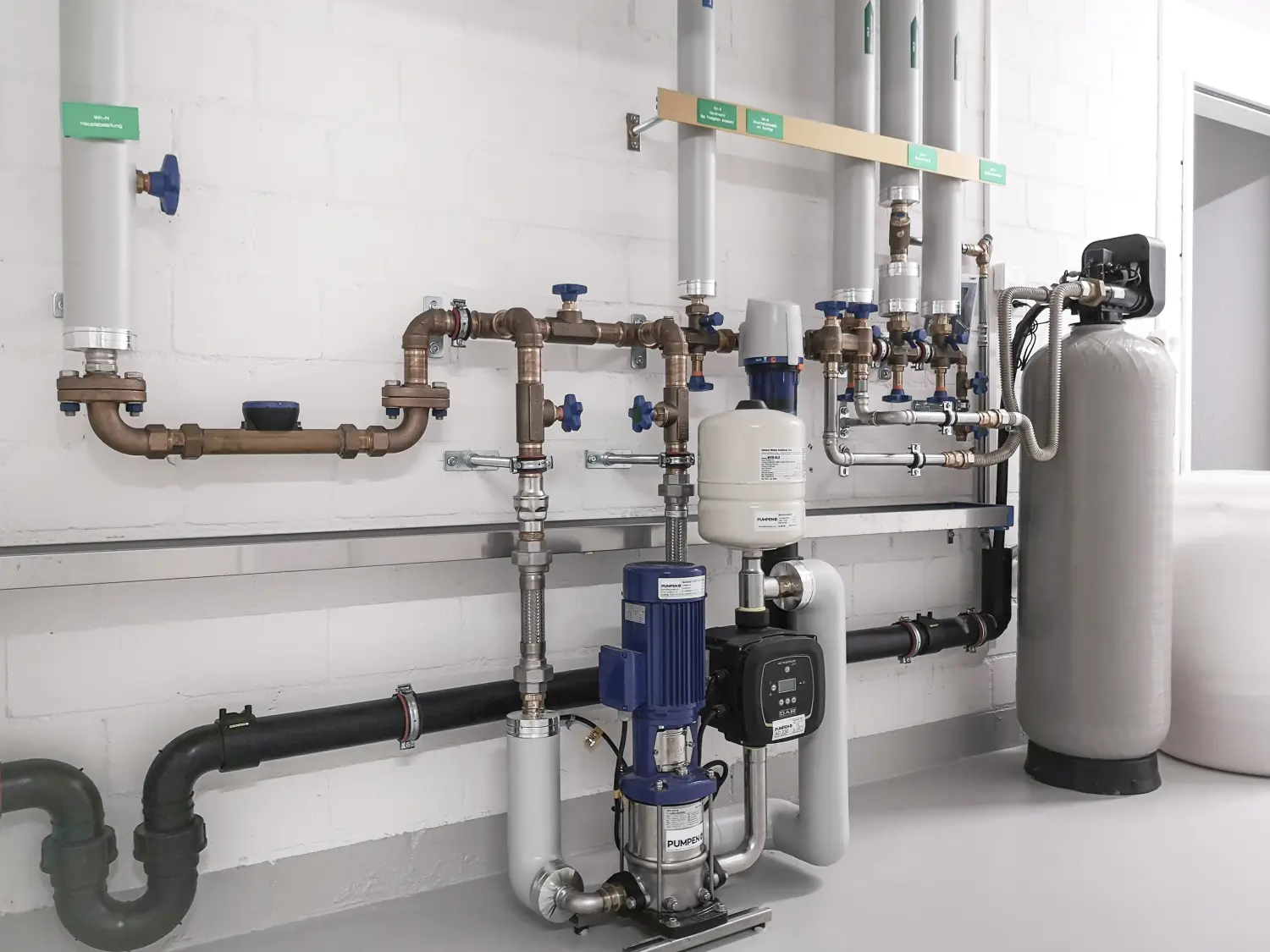 Haustechnik Sanitärverteilbatterie im Technikraum 
